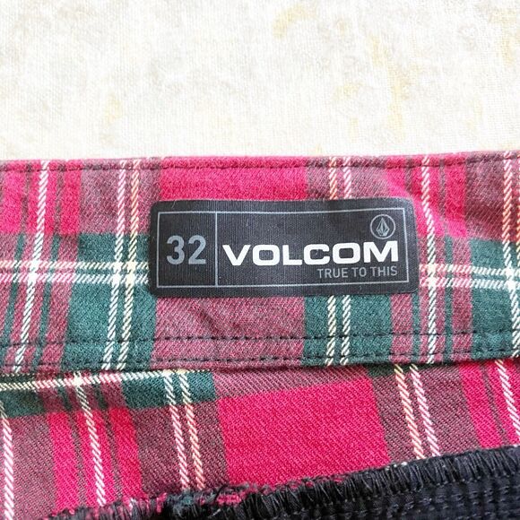Volcom Mens Size 32 Shorts Plaid True To This Red Dark Gray White Spring Summer - Picture 3 of 6